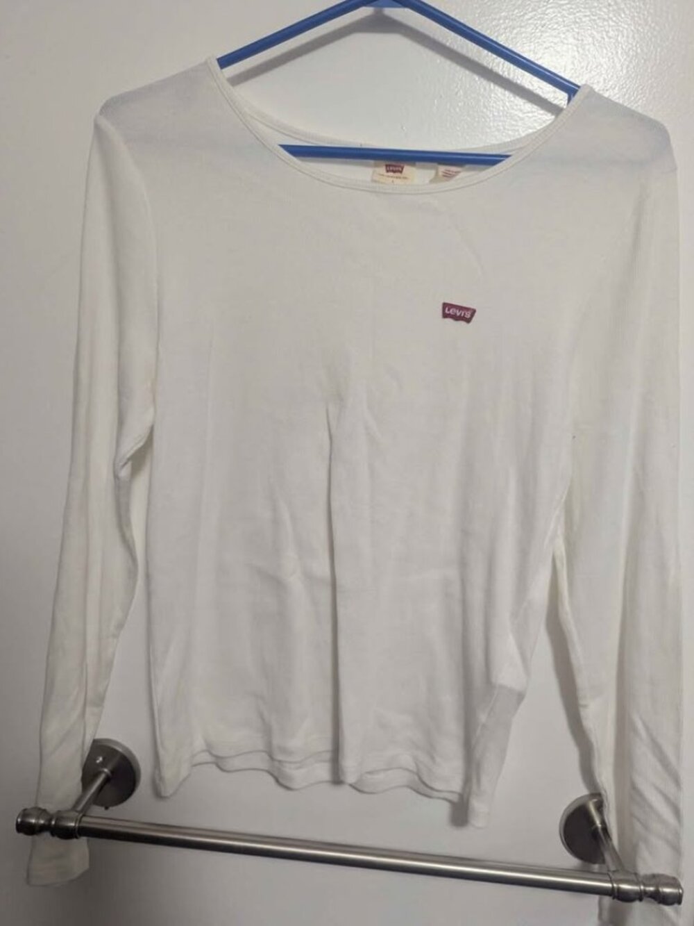 Levi’s White Long Sleeve Logo Tee - Picture 2 of 8